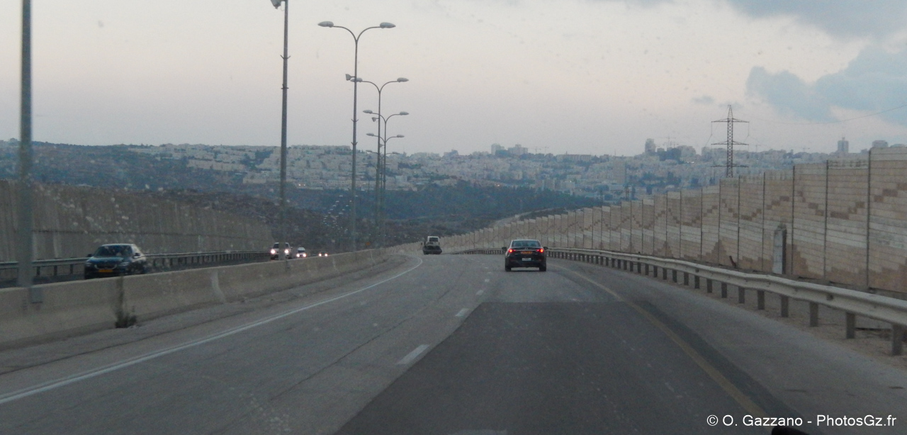 Autoroute entre des murs en Cisjordanie vers Jérusalem