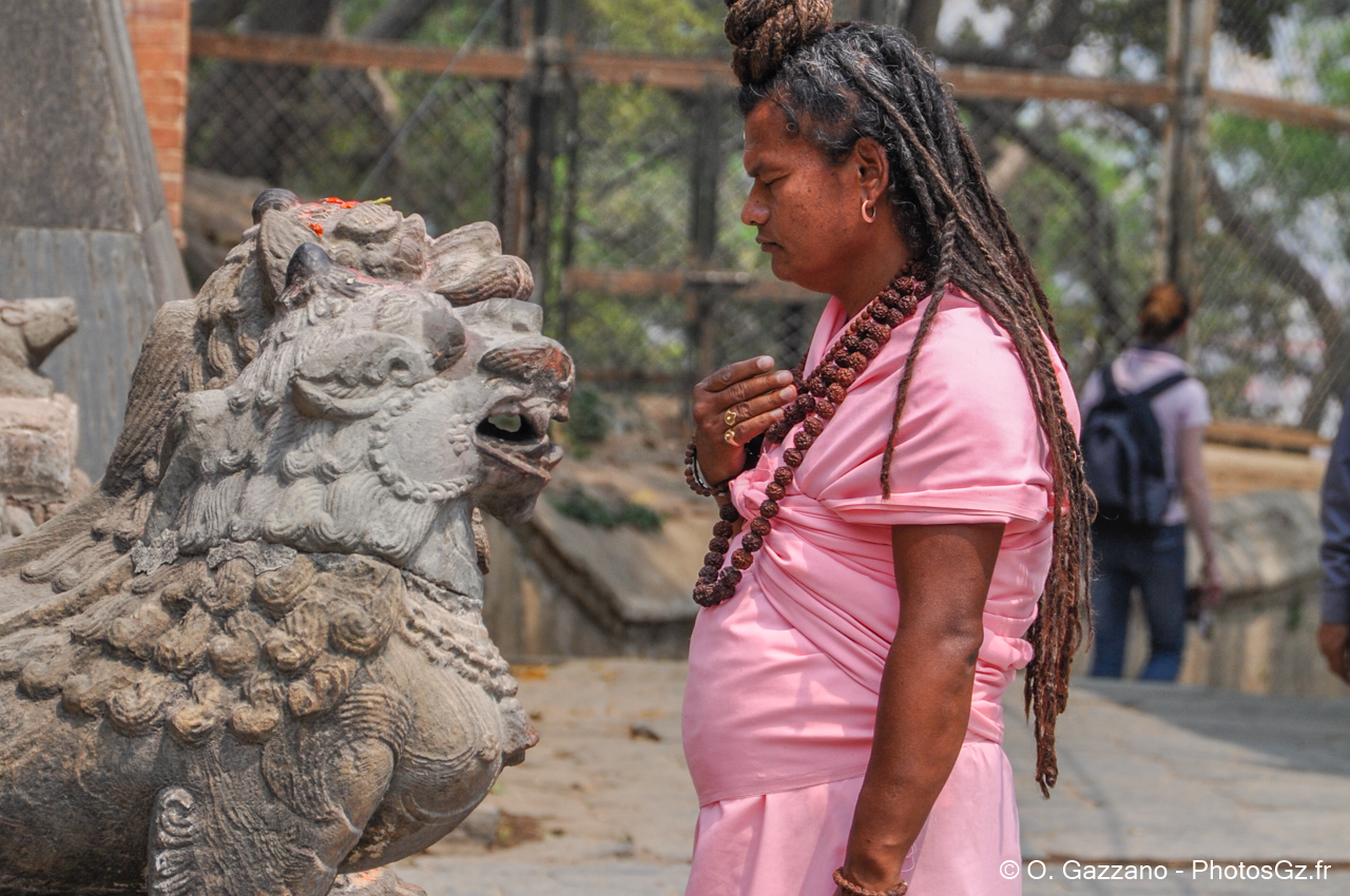 Homme en prière / Népal