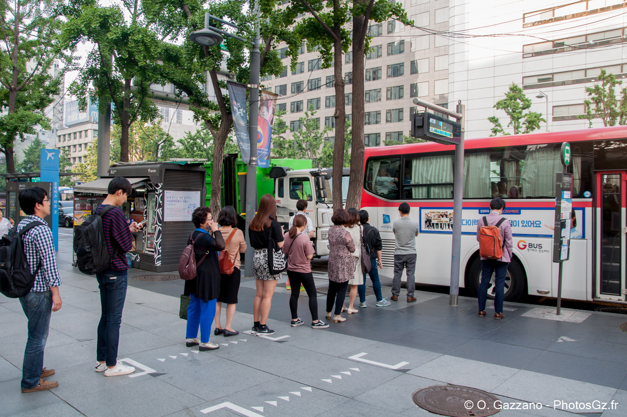 Attente du bus en ligne ! (Séoul)