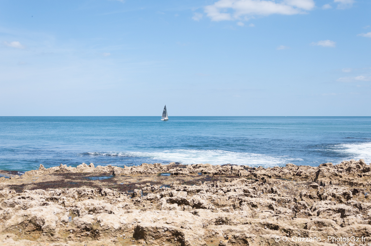 Au pied des falaises d’Etretat..Normandie, France - 11 mai 2018