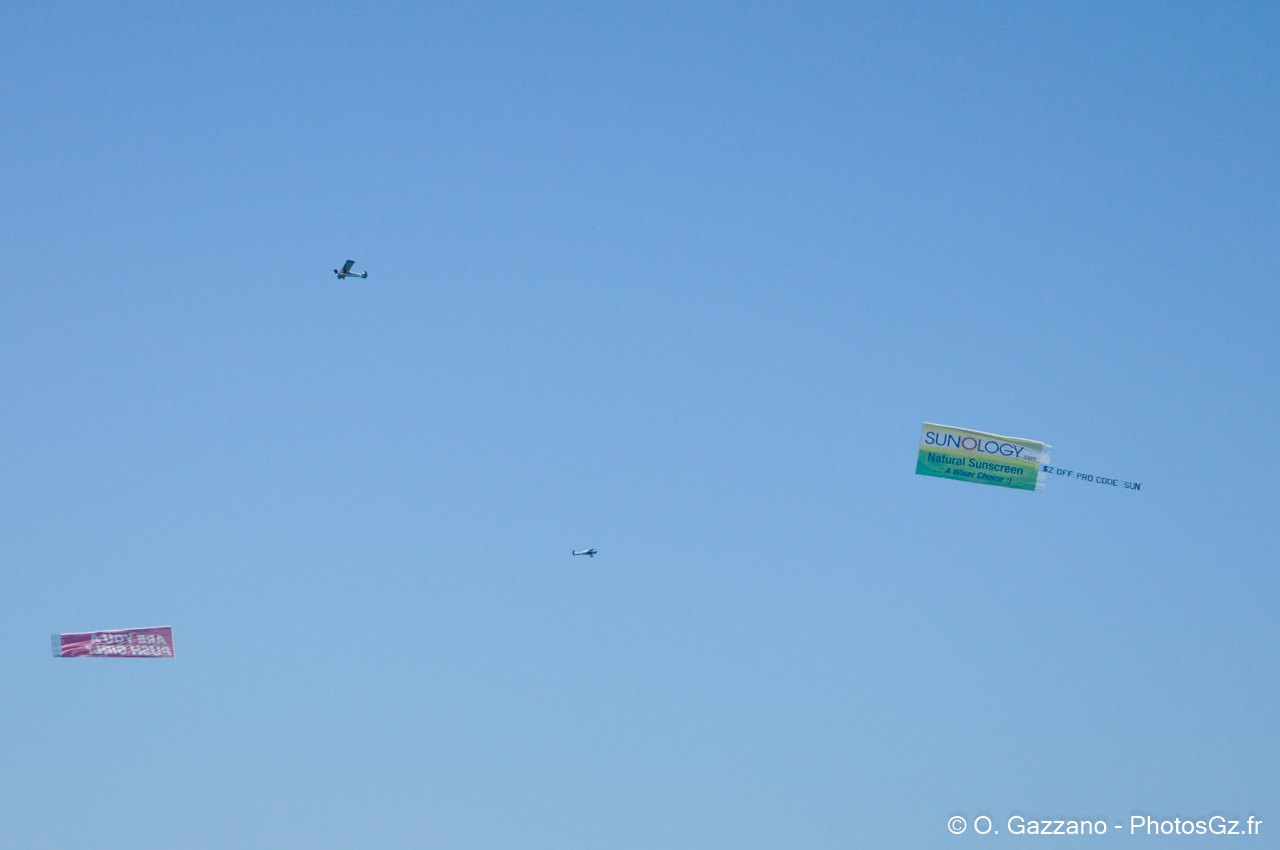 Deux avions publicitaires / Plage de Los Angeles