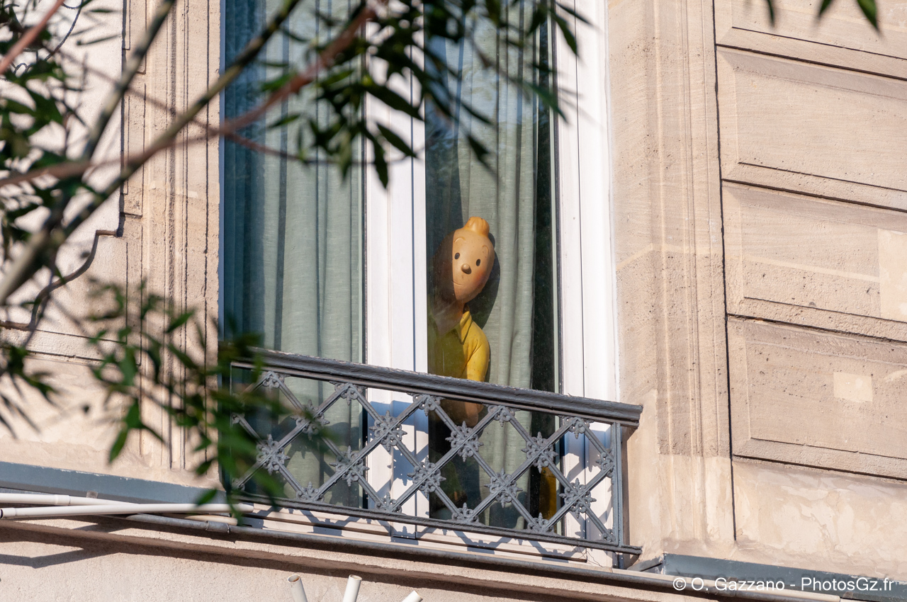 Tintin à la fenêtre. .Avenue des Gobelins, Paris, France - 24 mai 2019